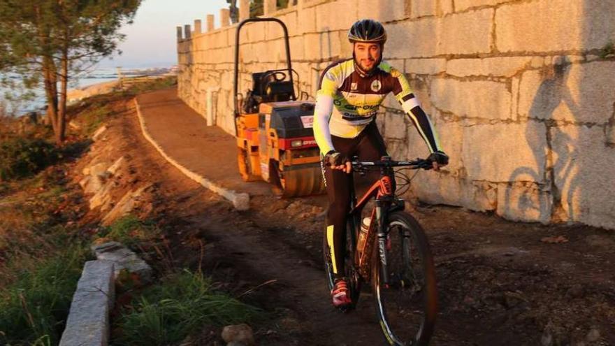 A pesar de que aún está en obras, el nuevo paseo ya está siendo muy utilizado. // Muñiz