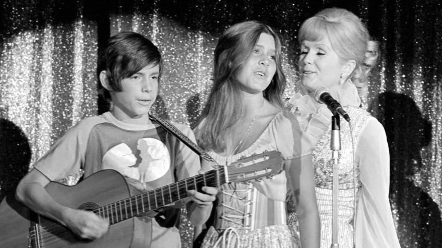 Debbie Reynolds, con sus hijos Carrie y Tood, cantando en Las Vegas.