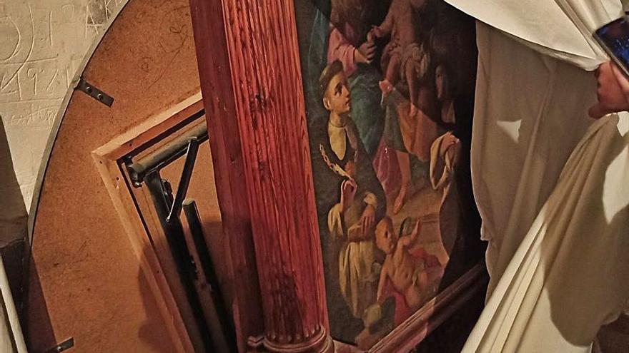 El retablo está guardado en el trastero y bajo una tela.