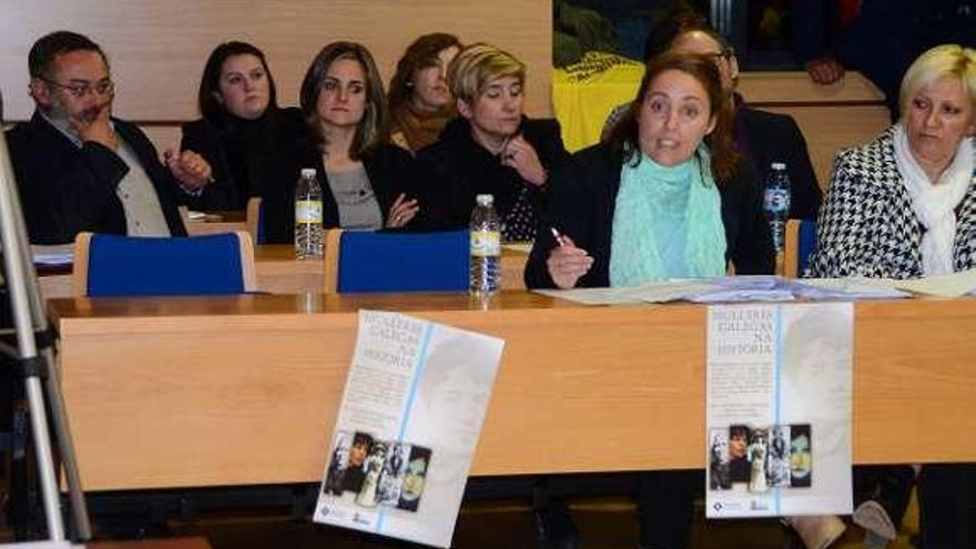 Marta Freire, durante una intervención en el pleno en el que se rechazó el proyecto del paseo de Seara.  // Gonzalo Núñez