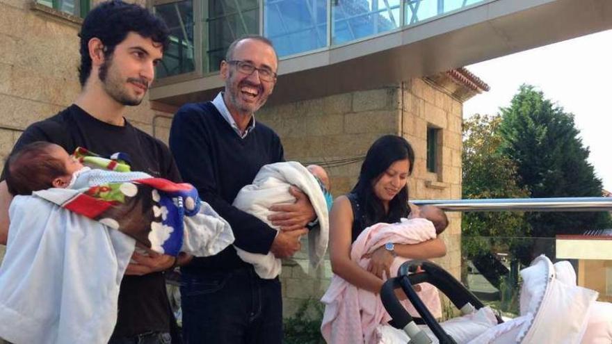 Andrés Heredia, Gabriela Apaza y sus tres bebés, ayer, con el alcalde de Nigrán a las puertas del Concello.