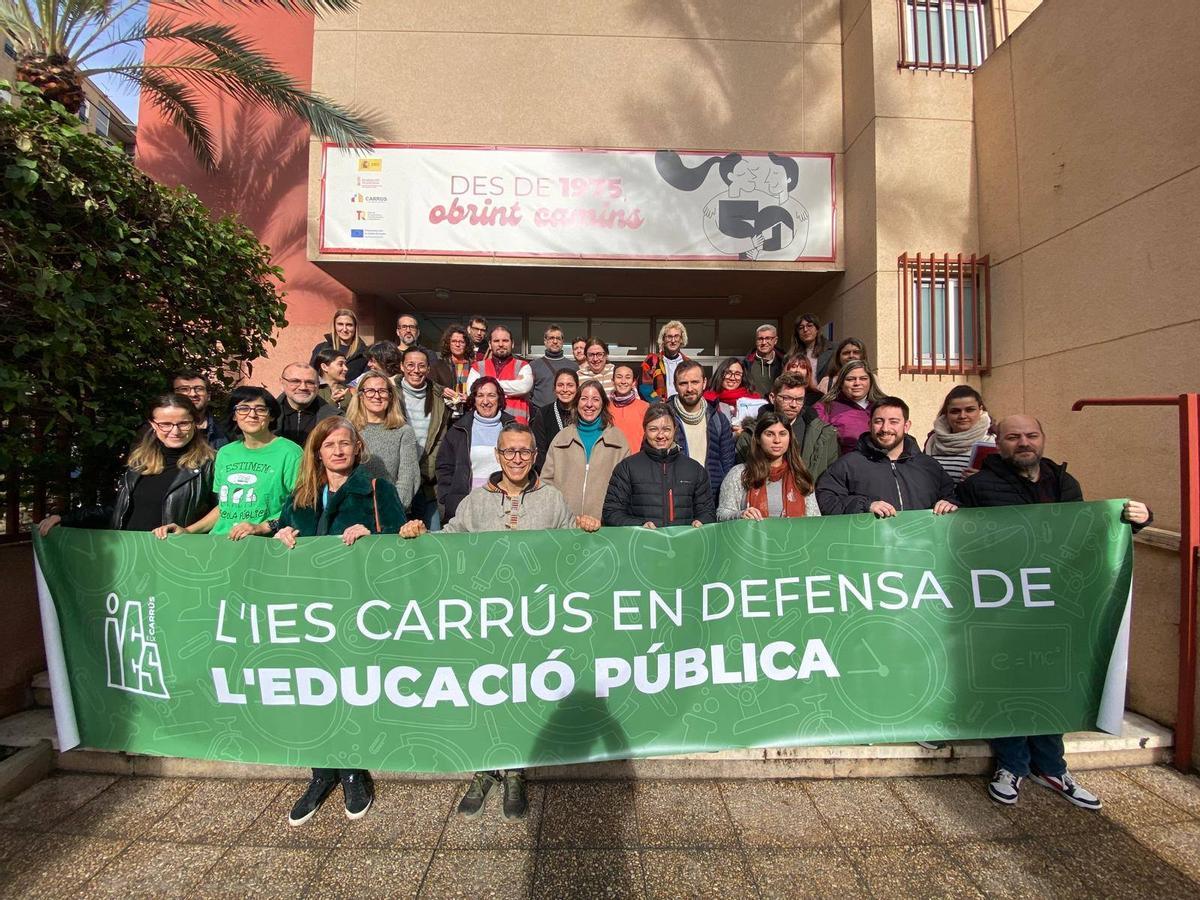 Concentración en un centro educativo para reclamar a la conselleria negociar las mejoras salariales de los docentes.