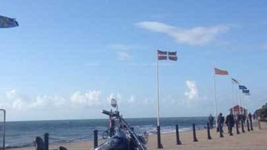 La bandera asturiana, en el paseo marítimo de la ciudad galesa de Aberystwyth.