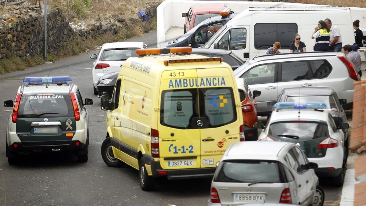 Ambulancias y vehículos policiales frente a la casa de la familia hallada muerta en La Orotava.