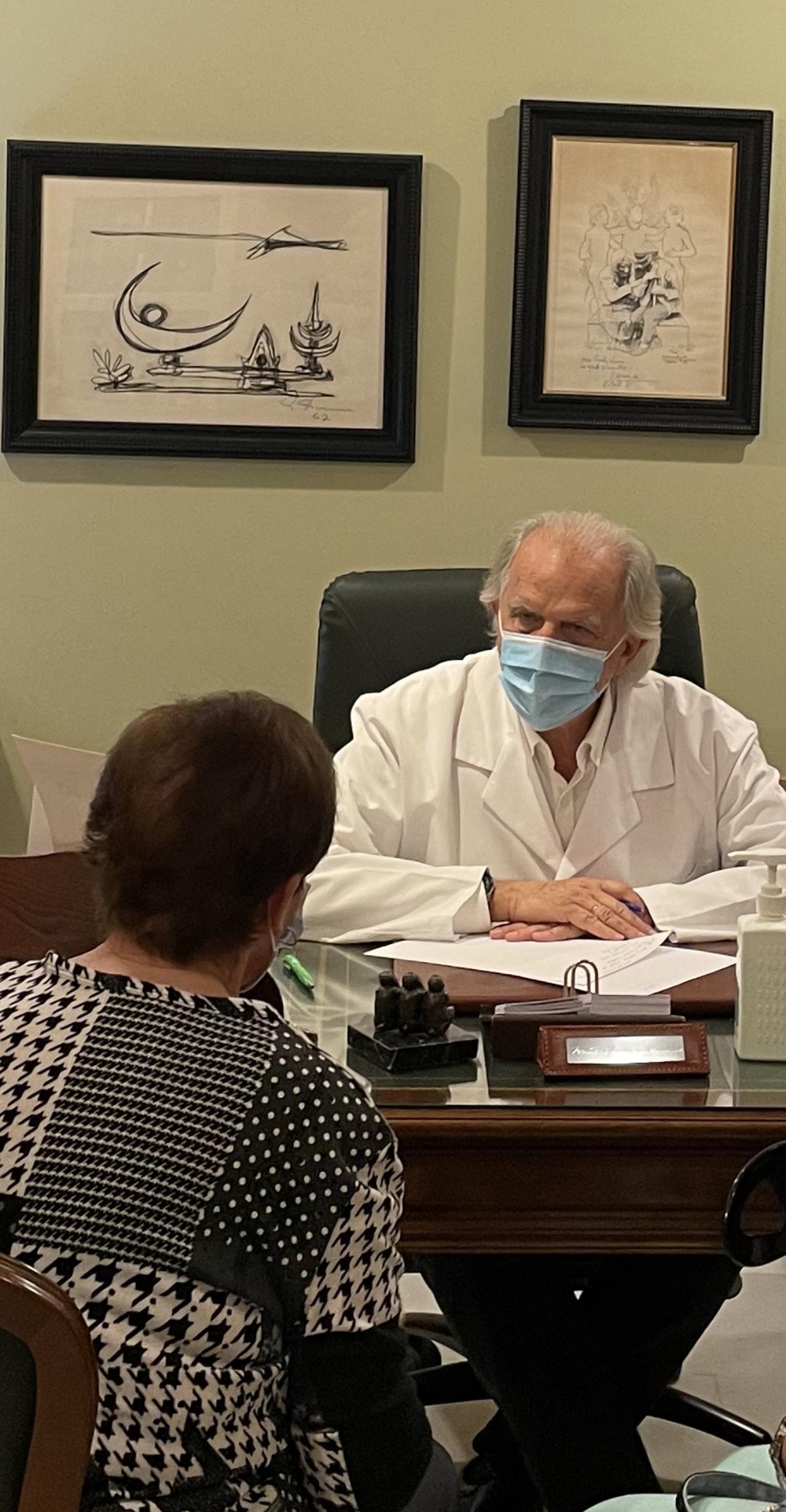 Atendiendo a una paciente en su consulta, durante la pandemia.