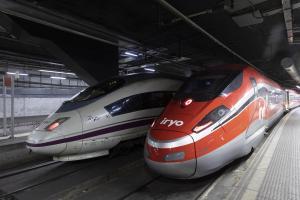 Un tren AVE e Renfe y un convoy de Iriyo, en la estación de Sants, en Barcelona.