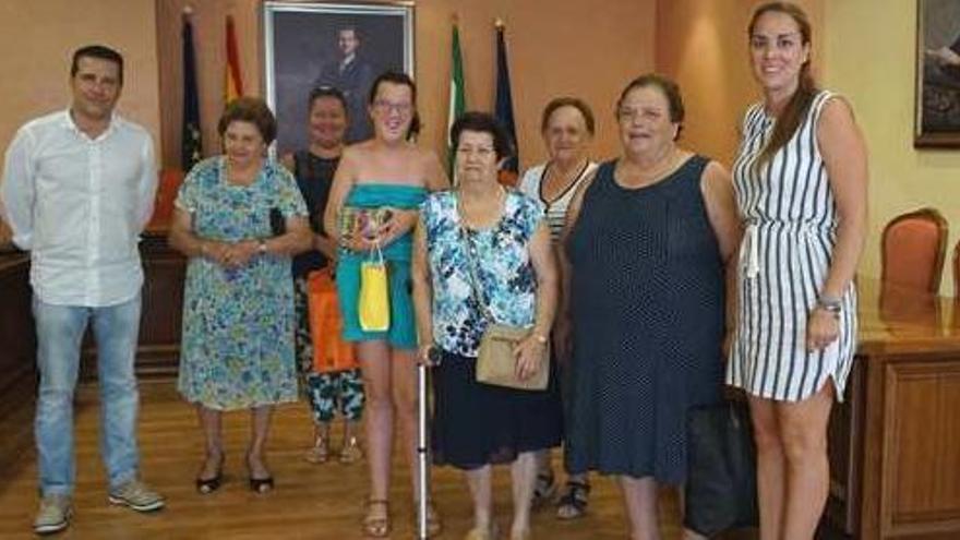 Torrox entrega subvenciones a seis familias