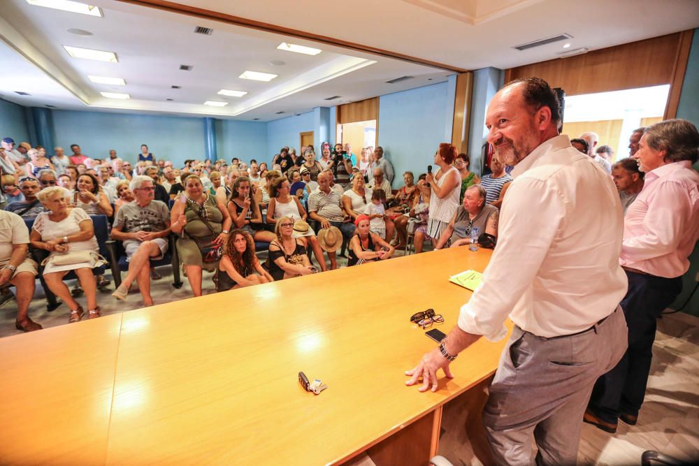 El alcalde de Orihuela Costa escucha las quejas de los vecinos sobre la limpieza