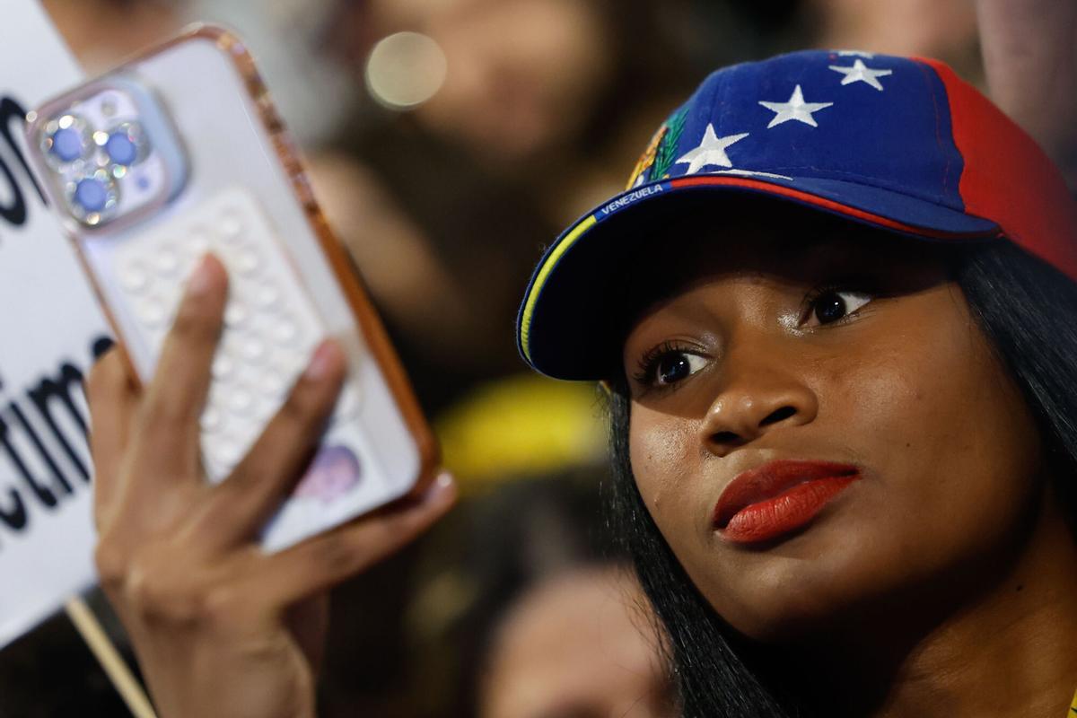 MADRID, 09/01/2025.- Una mujer participa en una manifestación convocada en Madrid para apoyar al candidato opositor Edmundo González como presidente electo de Venezuela, este jueves, en vísperas de la toma de posesión presidencial en Caracas. EFE/ Mariscal