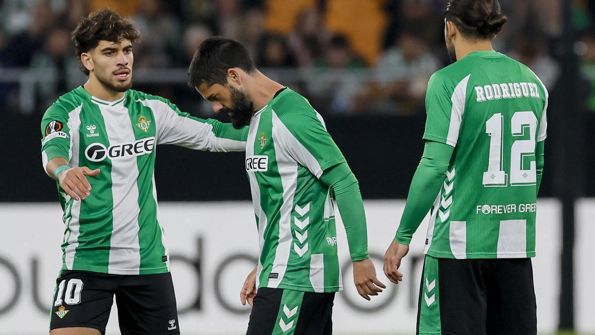 Isco se marcha del terreno de juego tras lesionarse mientras lo consuelan Abde y Ricardo.