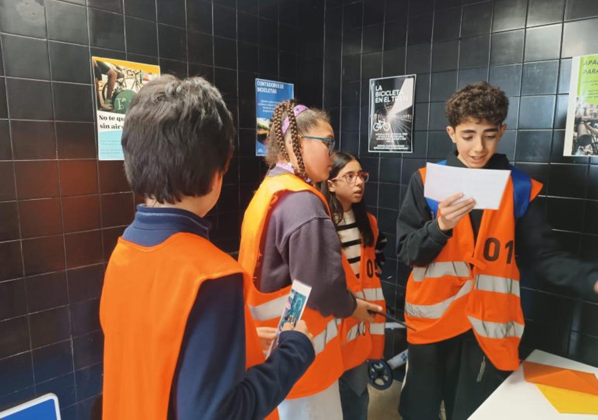Diferentes pruebas del proyecto «Combina, muévete y explora», organizado por la Jefatura Provincial de Tráfico de Zamora para el alumnado. | Cedidas