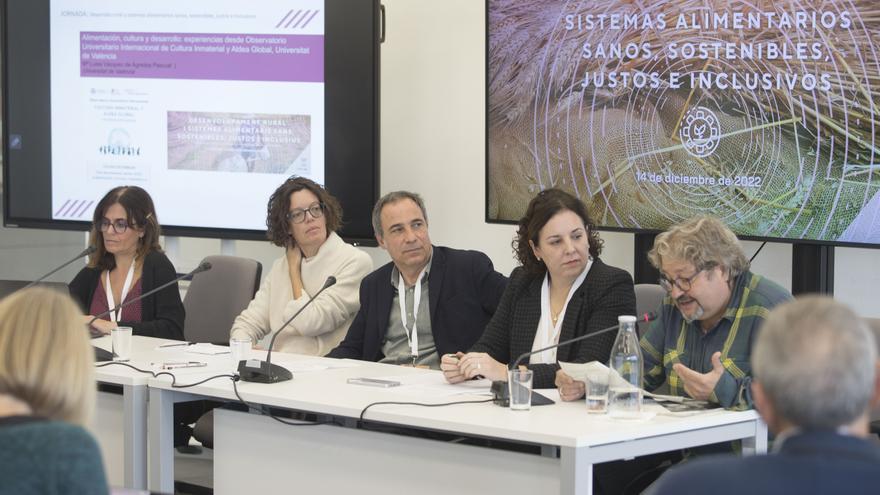 &quot;Hay que luchar contra las fronteras interiores, la dualidad entre la costa y lo rural crea grandes desequilibrios&quot;