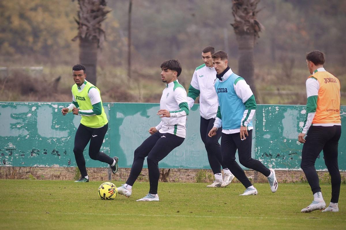 Kevin Medina realiza un pase ante la presión de Pedro Ortiz.