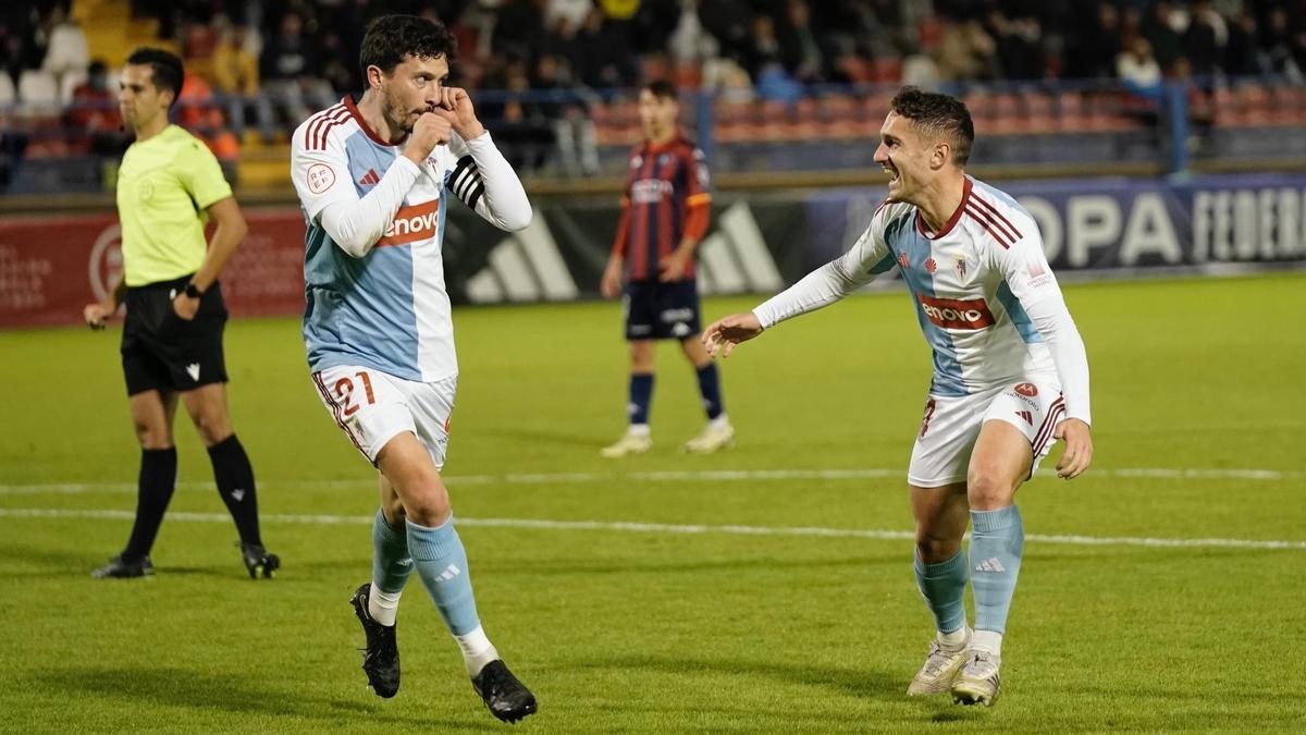 Samu Rodríguez celebra un gol junto a Pablo Antas.