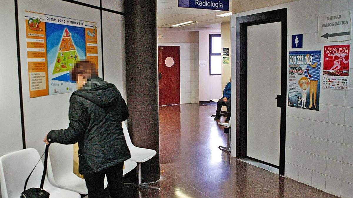 Una mujer en el centro de salud de Santa Elena.