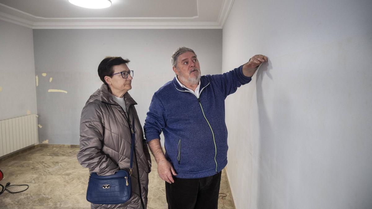 Consuelo y Fermín muestran la última marca del agua que entró en su vivienda.
