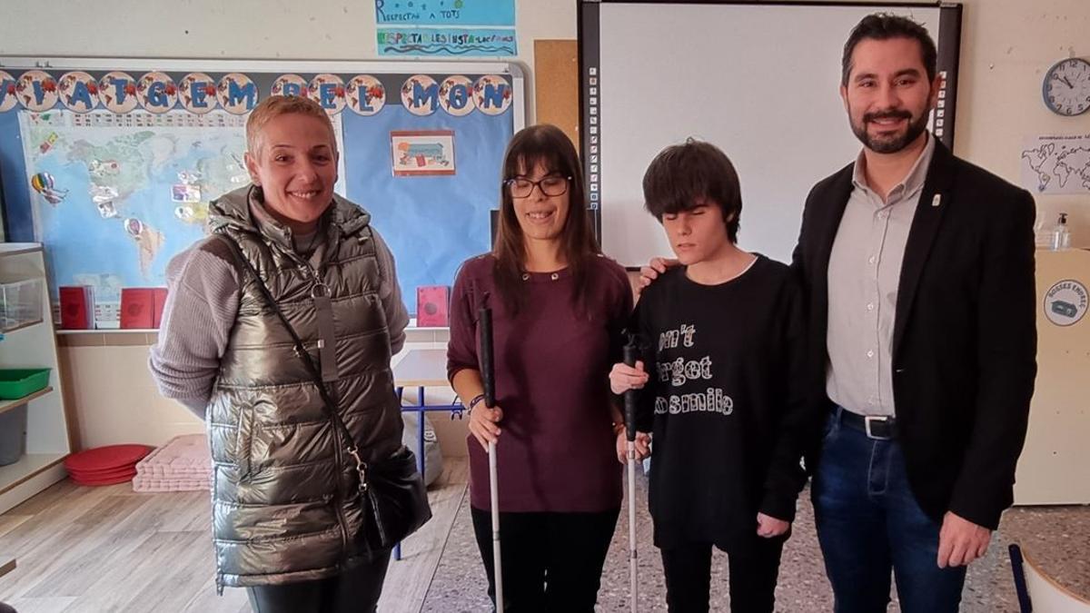 El alcalde Falomir y la edila Periz junto a dos jóvenes invidentes en un colegio de l’Alcora.