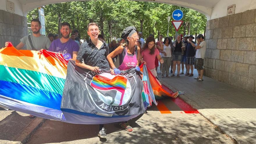 Mig centenar de persones han participat en la convocatòria realitzada per les entitats LGTBI de Girona