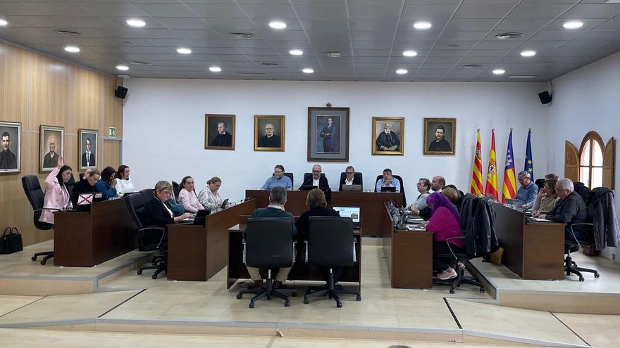 Los dos concejalas de Vox, a la izquierda, levantan el brazo para expresar la abstención con la que se ha facilitado la aprobación del avance del PGOU.