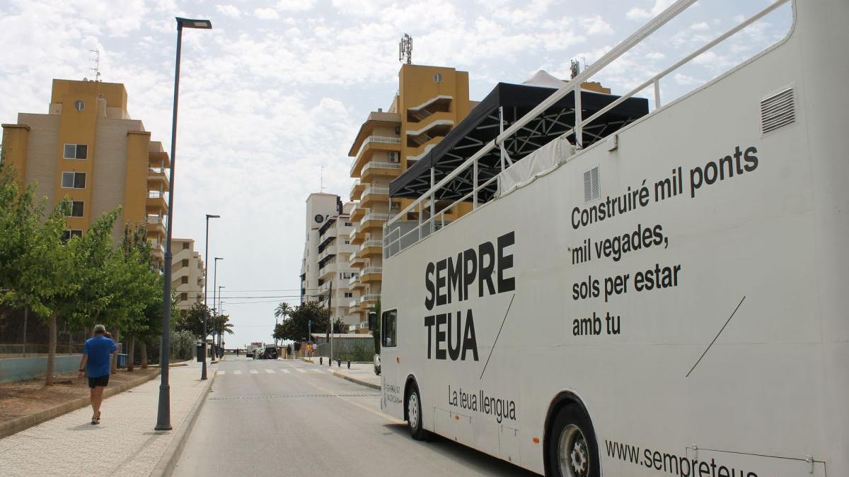 &#039;L&#039;autobús de la llengua&#039; fa escala en les poblacions de Benicarló y Peníscola