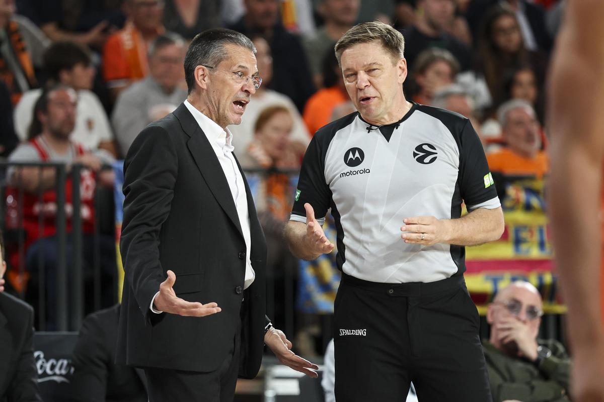 Pedro Martínez protesta una jugada a los árbitros durante el Valencia Basket - Panathinaikos