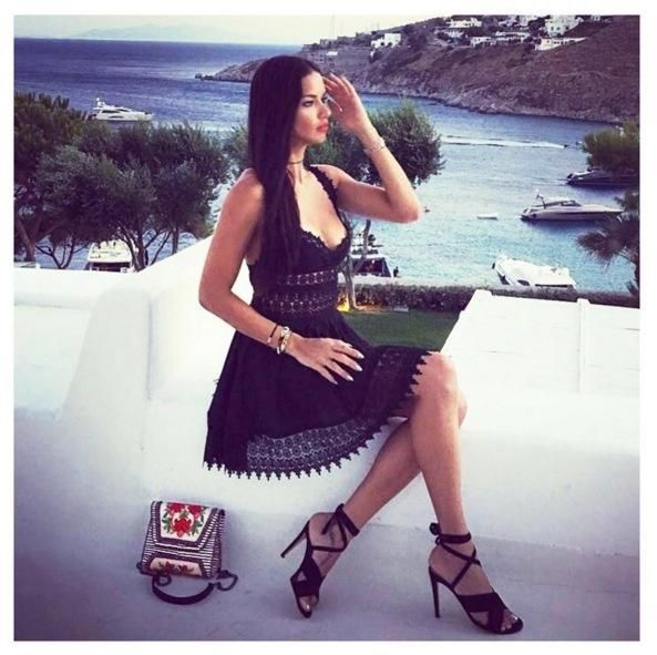 Adriana Lima con bolso de Yliana Yepez