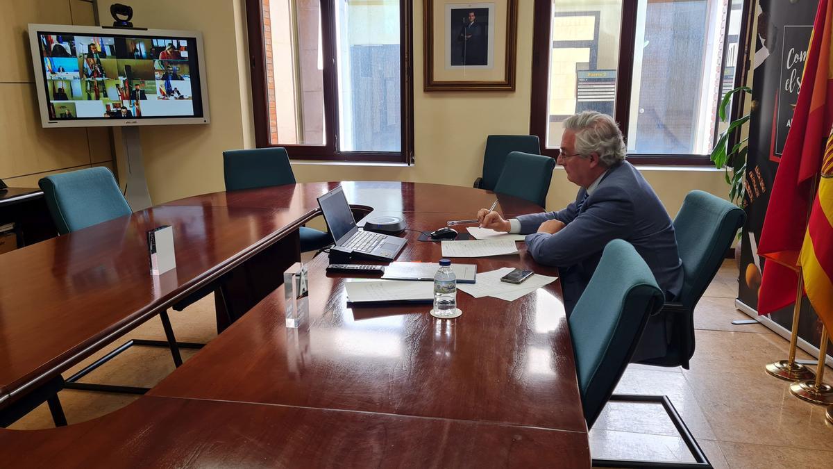 El consejero de Agricultura del Gobierno de Aragón, Joaquín Olona, reunido esta mañana en su despacho