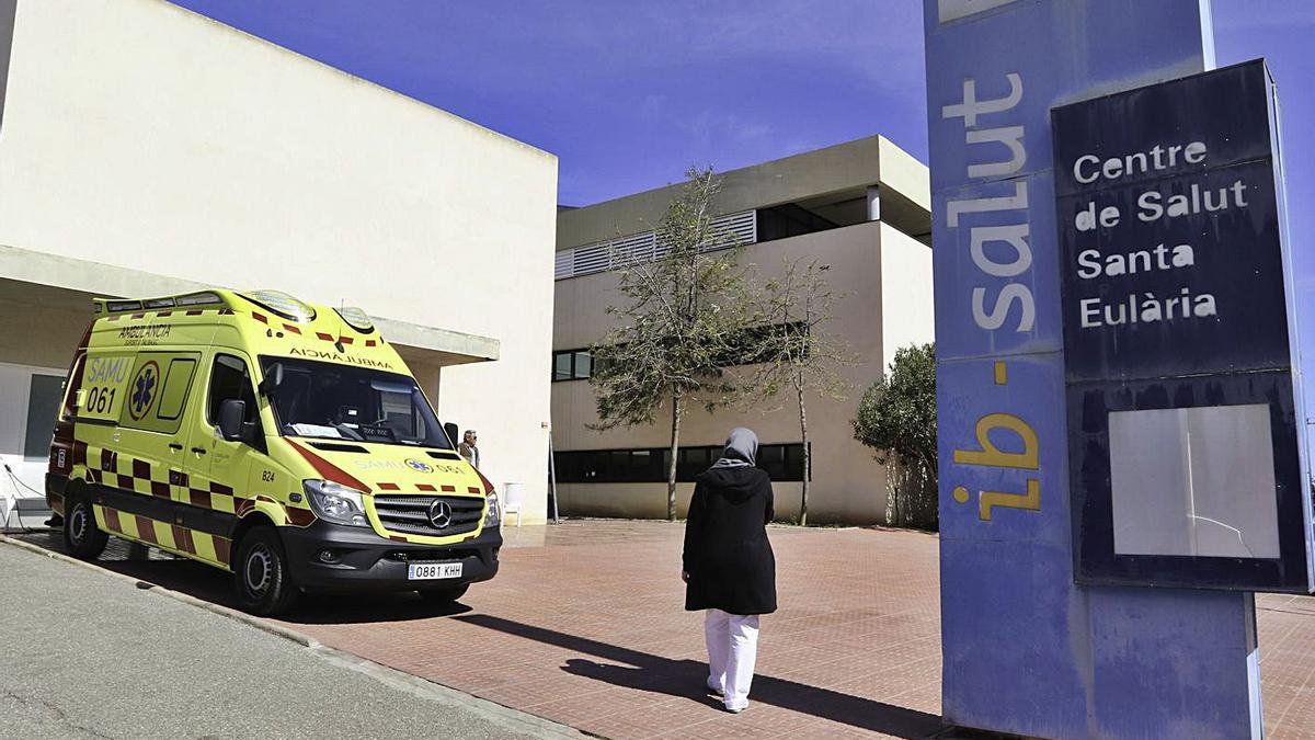 Imagen de archivo de una ambulancia en el centro de salud de Santa Eulària.