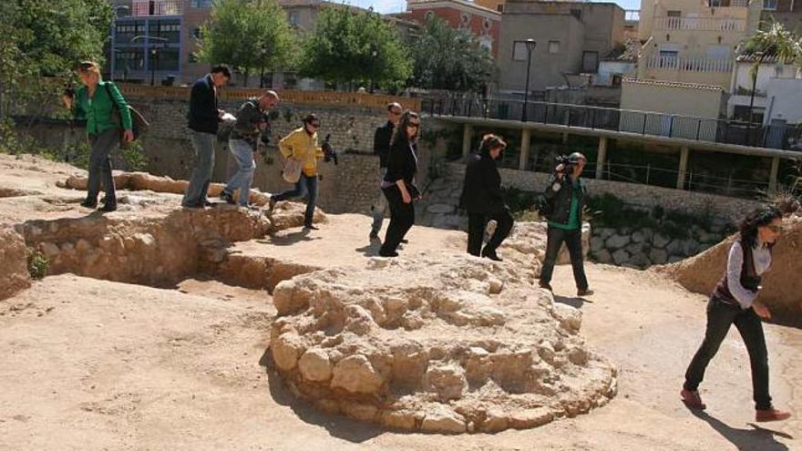 La alcaldesa de Aspe visitó ayer las estructuras fortificadas aparecidas junto al río Tarafa.