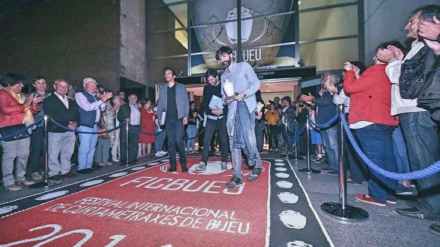 Ganadores de los premios del FIC Bueu 2016 salen del Centro Social por la alfombra roja. // Santos Álvarez