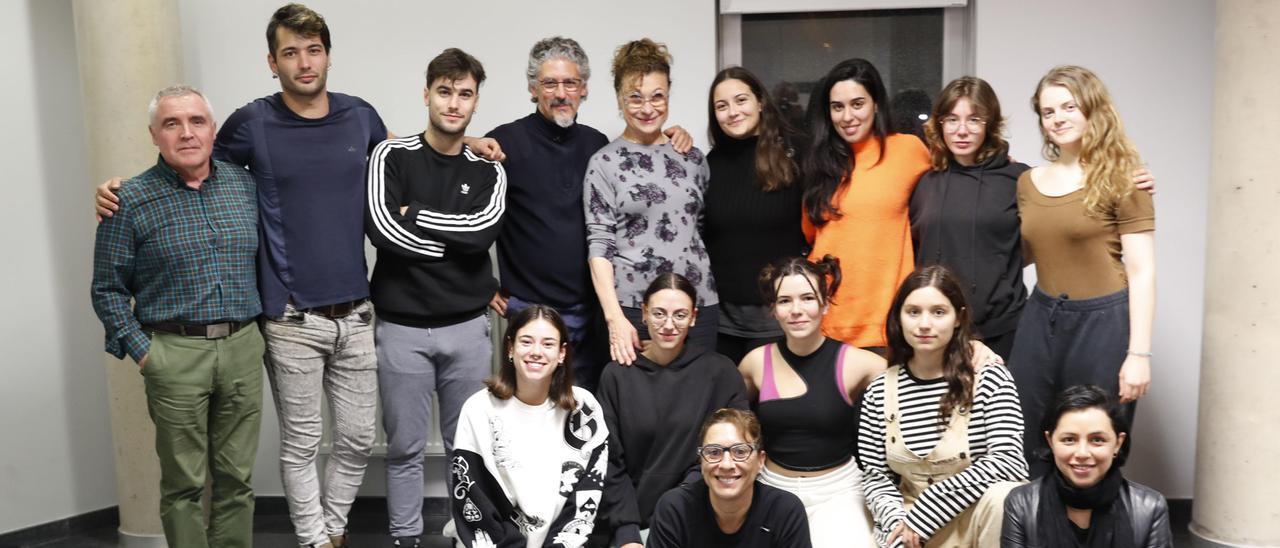 Claudia Stavisky, en el centro, con alumnos y profesores de la ESAD.