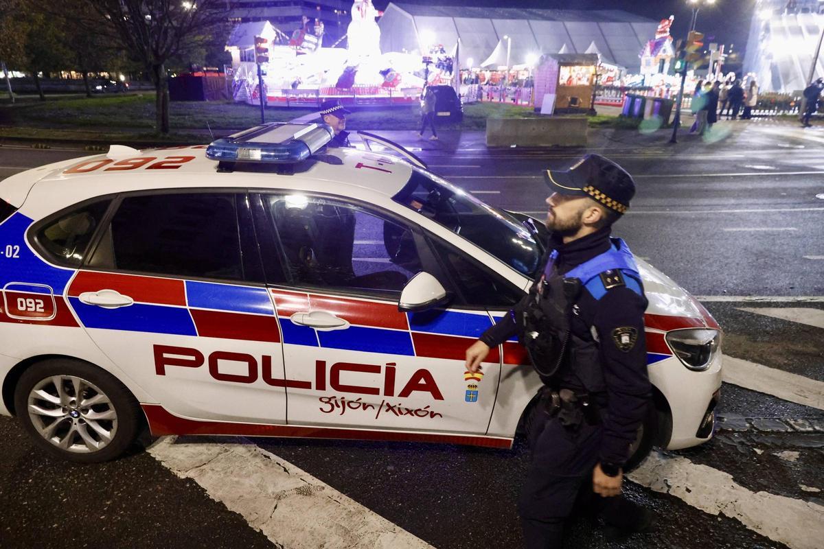 Un agente junto a uno de los coches de la Policía Local, la pasada Navidad.