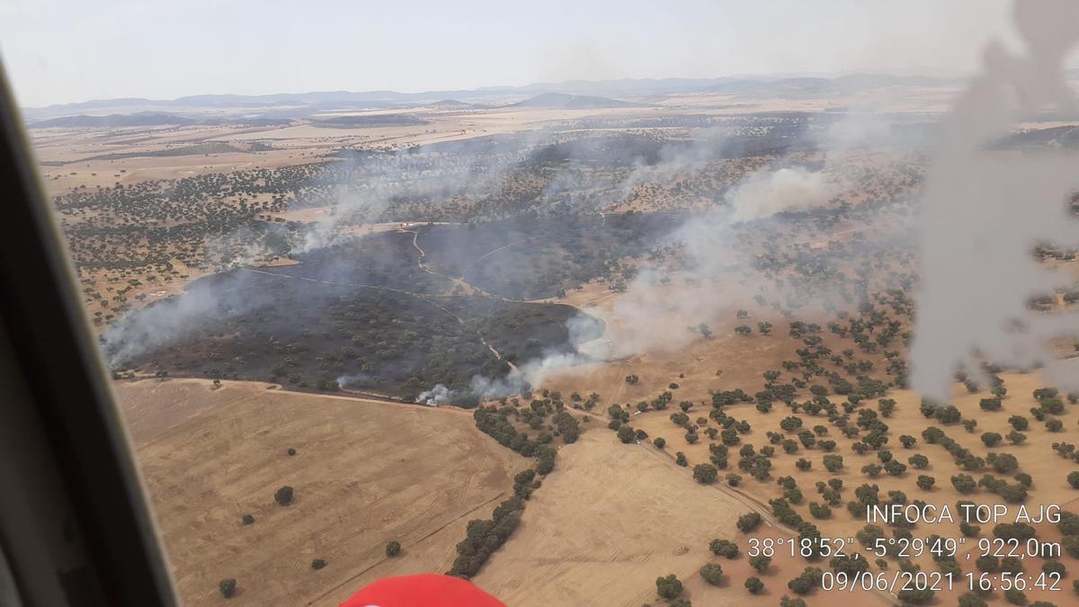 Vista desde uno de los helicópteros del Infoca del incendio declarado en la Sierra de La Grana, en Fuente Obejuna.