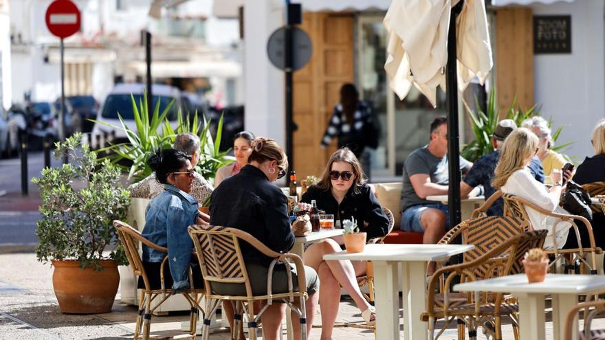 Varias personas, sentadas en una terraza de Vara de Rey tomando un aperitivo. | TONI ESCOBAR