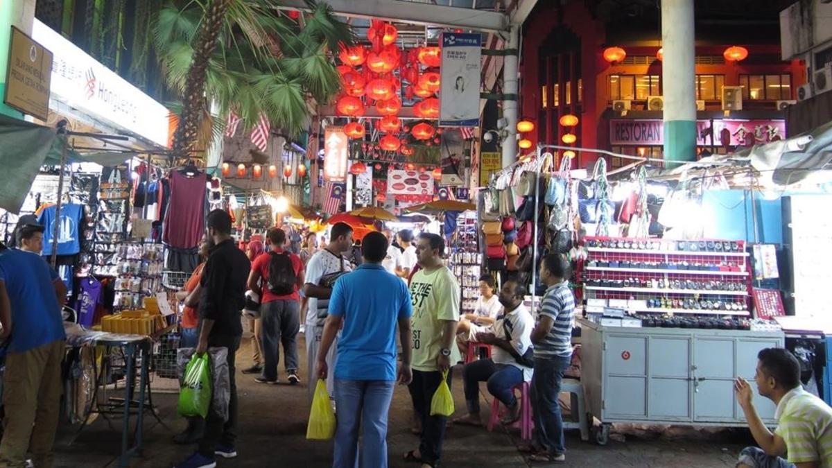 Entrada del mercadillo del 'top manta' de Kuala Lumpur.