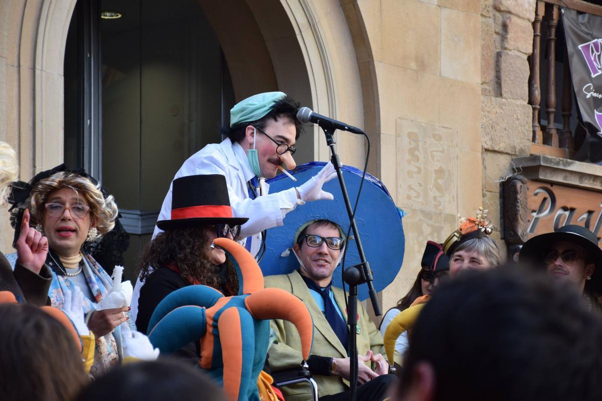La sermonaire de Solsona reparteix a tort i a dret el matí de diumenge de Carnaval
