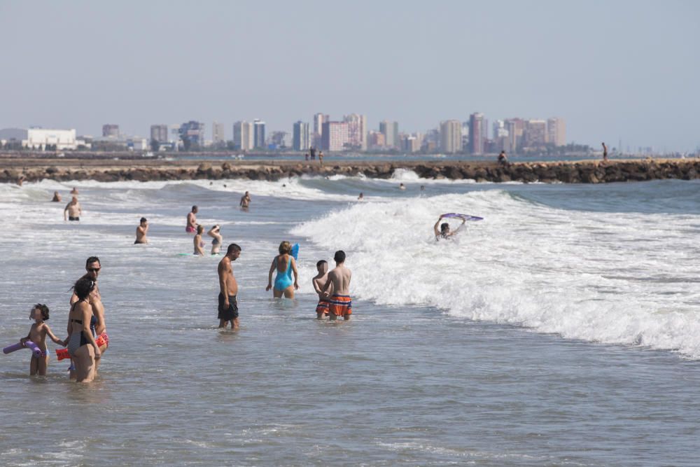 Veraneantes y visitantes en las playas de l'Horta.