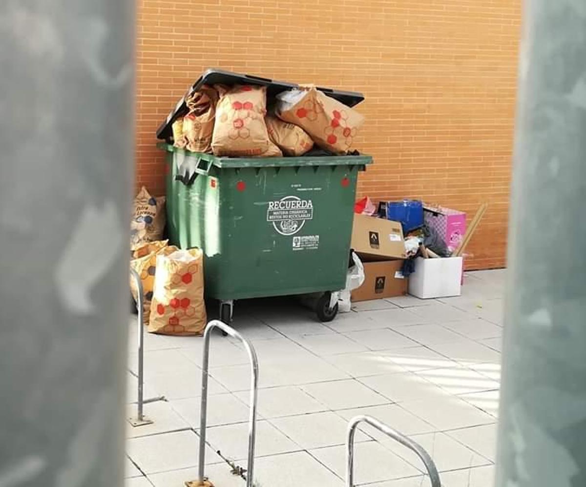 Un centenar de personas apoyan en Lucena a las limpiadoras de centros educativos en huelga