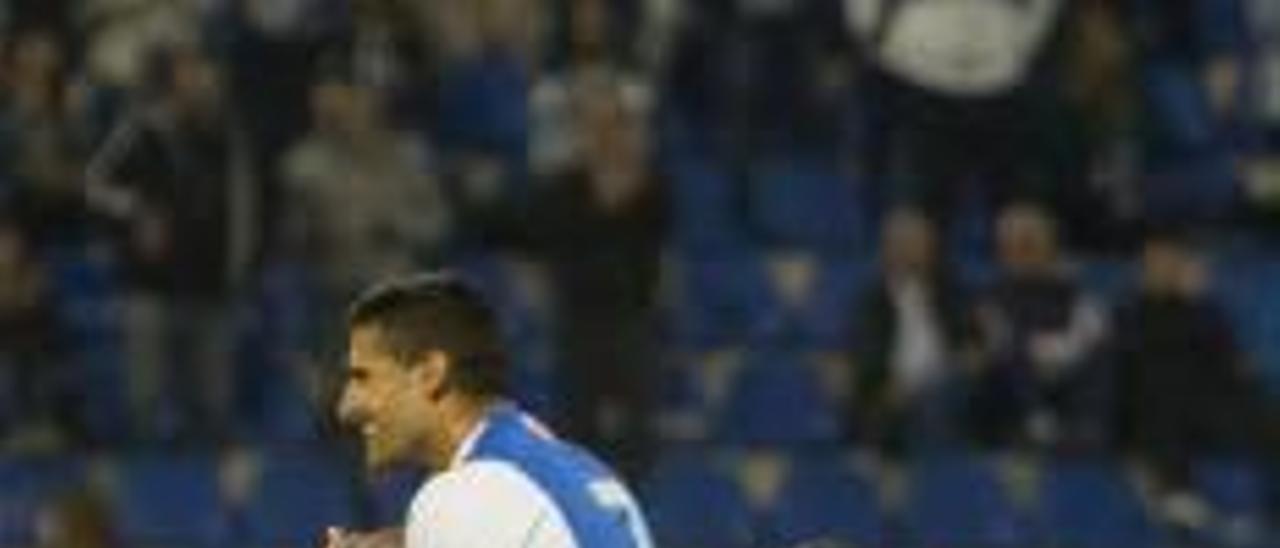 Atienza y Yeray felicitan a Nieto tras uno de sus goles.