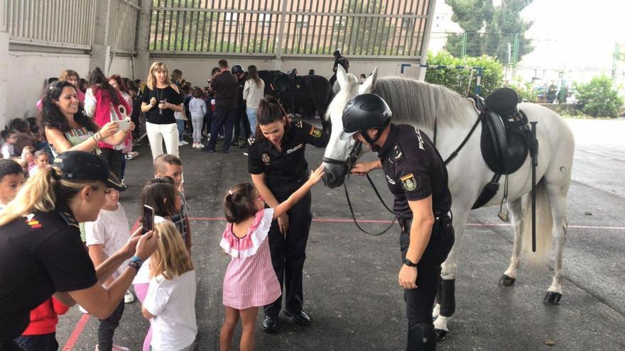 Entusiasmo por los caballos policía en Ventanielles