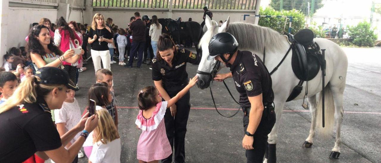 Entusiasmo por los caballos policía en Ventanielles | LNE