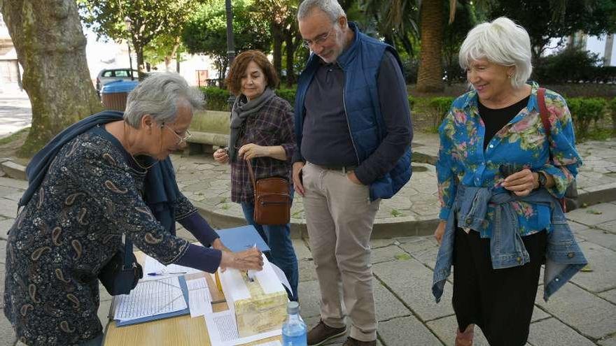 Vecinos de la Ciudad Vieja depositan su opinión, ayer, sobre los terrenos de Defensa en A Maestranza.