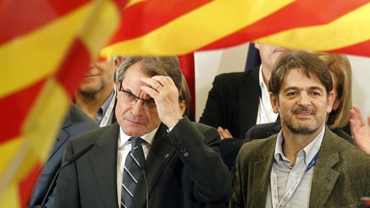 Artur Mas y Oriol Pujol, durante la noche electoral, en el Hotel Majestic de Barcelona.