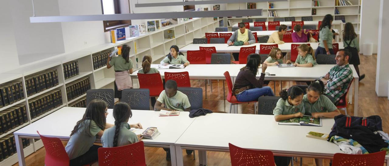 Imagen de archivo de una sala de lectura en la biblioteca municipal pública María Moliner de Orihuela