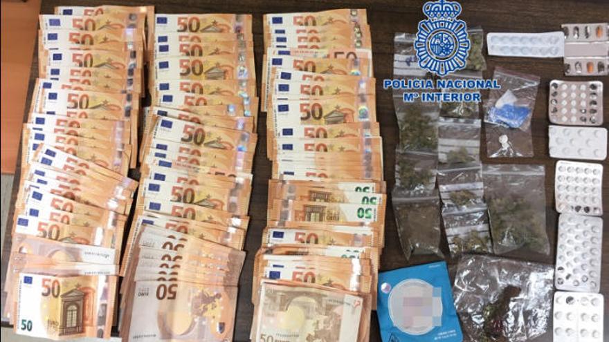 Dinero y droga intervenida por los agentes de la Policía Nacional.