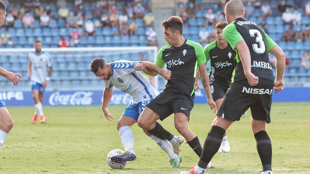 Pedro Díaz disputa el balón con Nono.