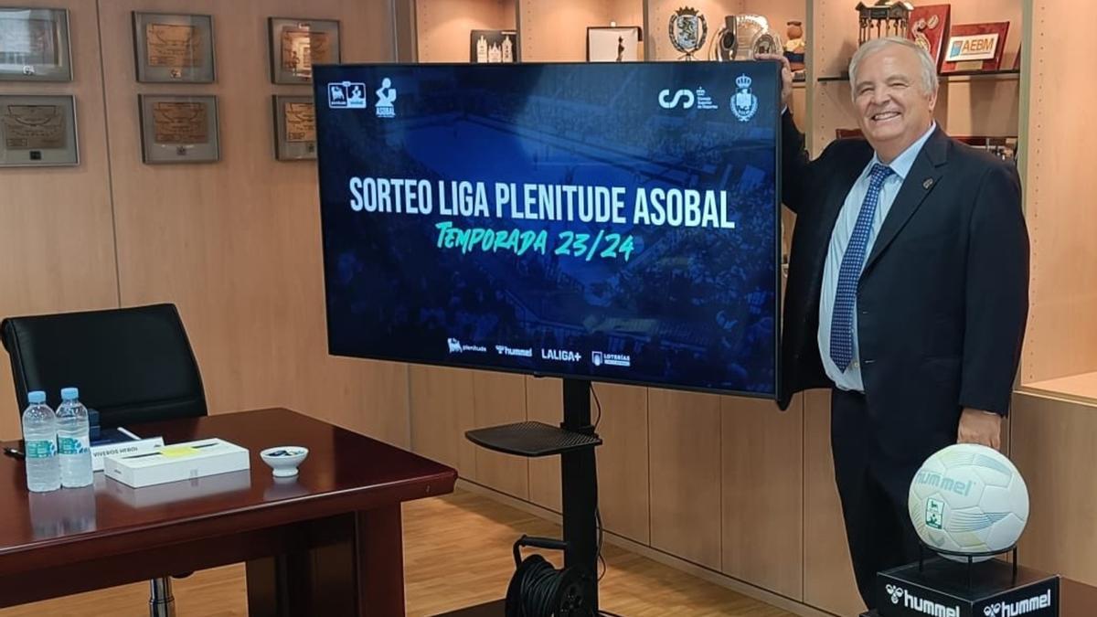 El presidente del Fertiberia antes de la asamblea de Asobal.