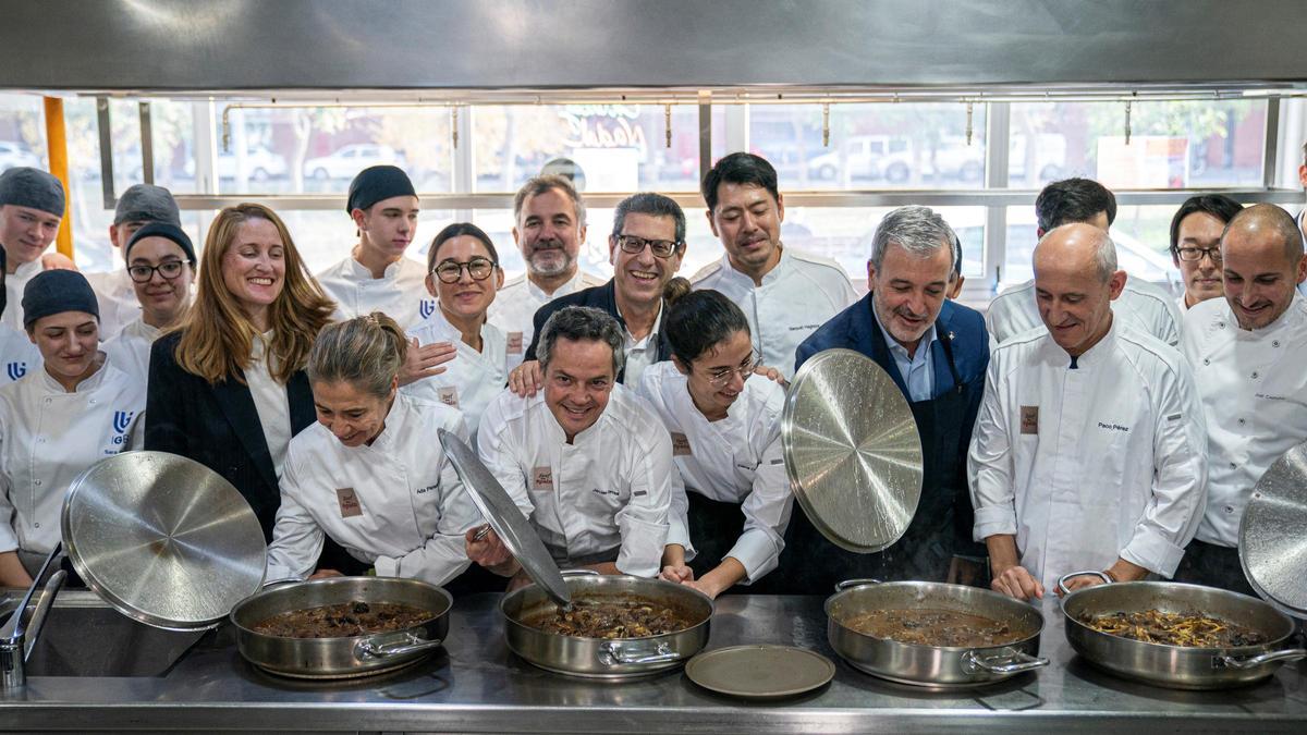 Varios de los chefs que prepararán menús solidarios de Navidad para la campaña del ayuntamiento de Barcelona y Provacuno.