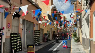 La calle mejor engalanada de Santa Pola en fiestas se viste de superhéroes