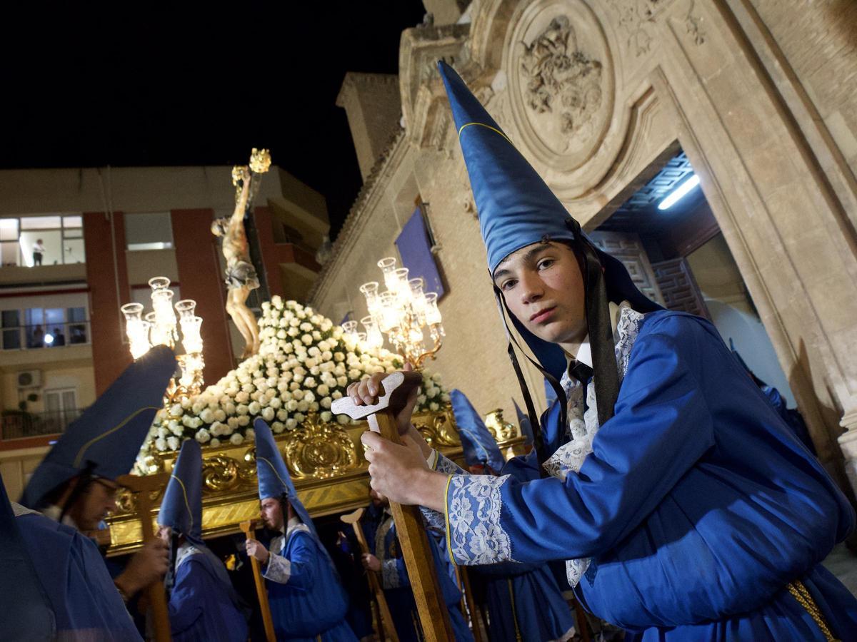 Un joven procesiona en la procesión de este viernes.